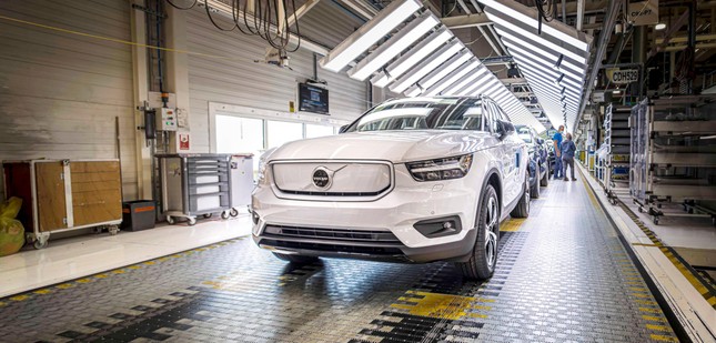 271934-volvo-xc40-recharge-production-in-ghent-belgium-cropped-4046