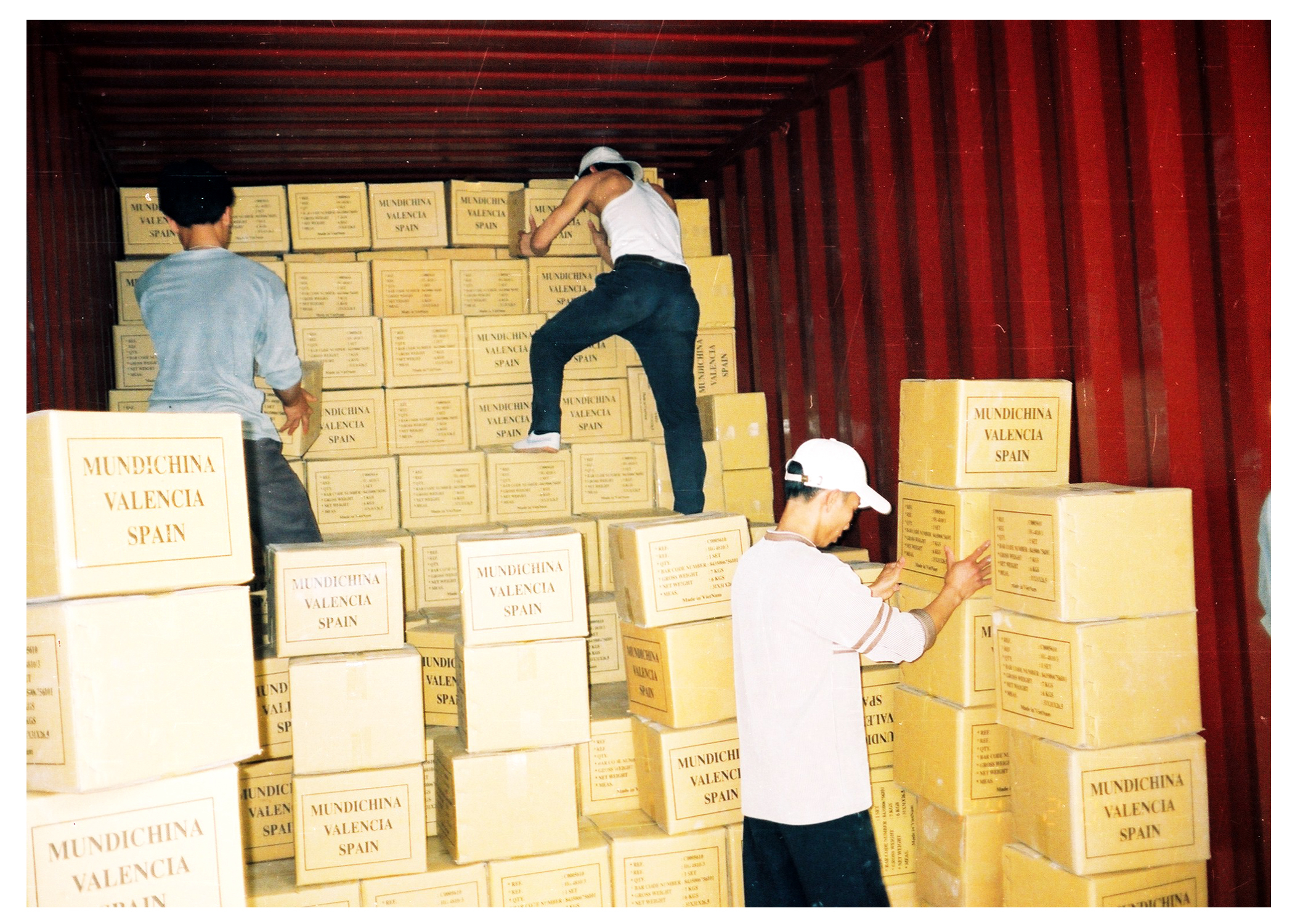 Tháng 5/2003, Công ty gốm Chu Đậu đã xuất khẩu lô hàng đầu tiên sang thị trường Tây Ban Nha.