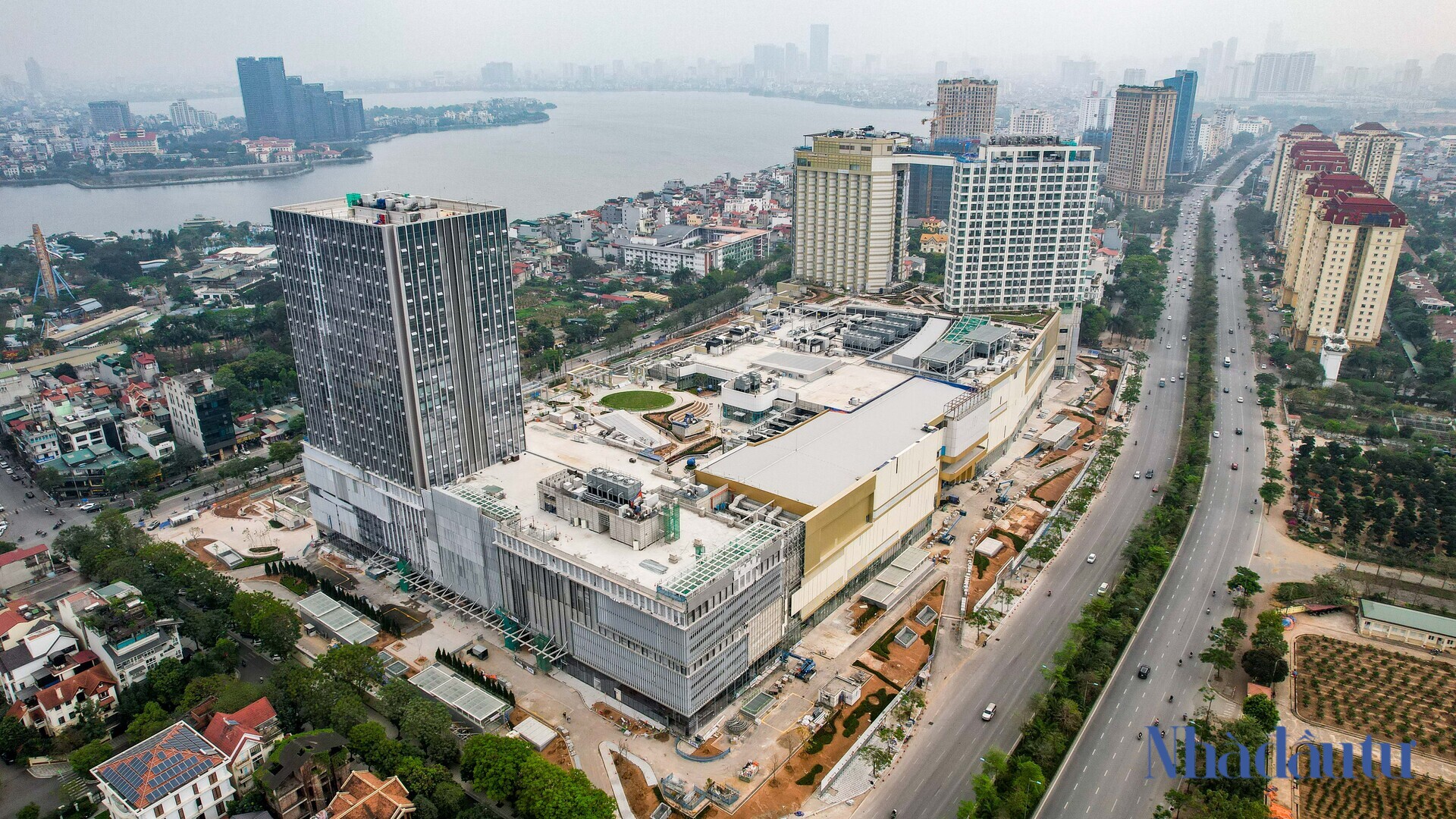 Năm 2017, Tập đoàn Lotte đã mua lại dự án Ciputra Mall của Công ty TNHH phát triển đô thị Nam Thăng Long và đổi tên thành Lotte Mall Tây Hồ.
