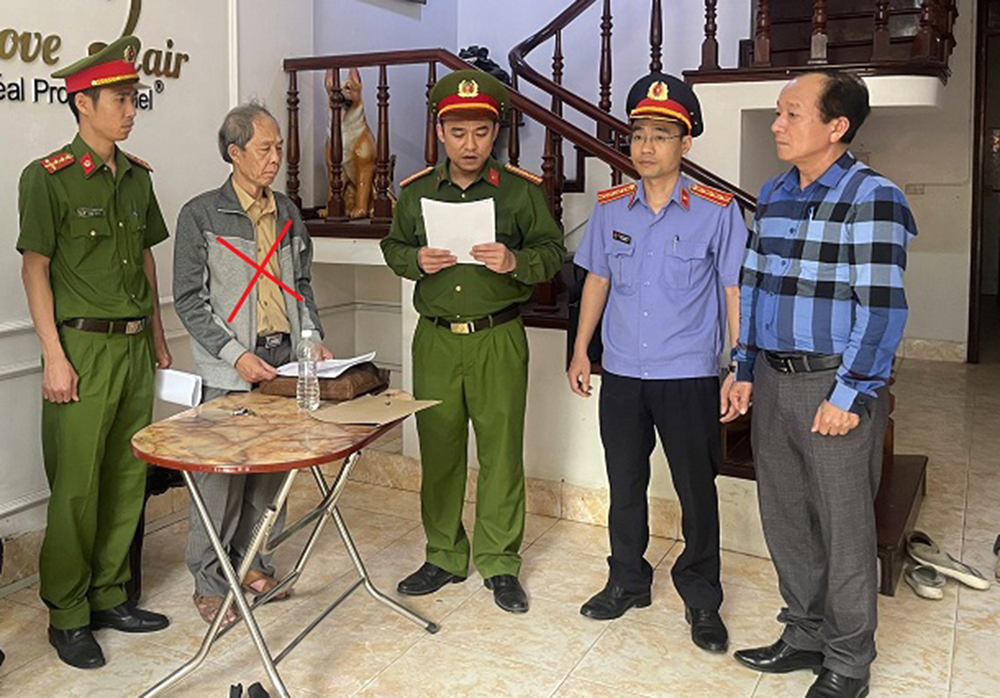 Ông Nguyễn Thành Nam (thứ 2 bìa trái), nguyên Giám đốc Sở TN & MT tỉnh Hà Nam bị bắt về tội lợi dụng chức vụ quyền hạn trong khi thi hành công vụ. Ảnh CACC