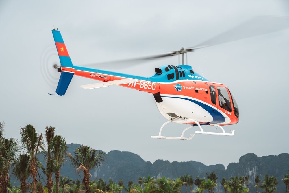 Máy bay trực thăng số hiệu VN-8650 rơi trên biển khi chở khách tham quan vịnh Hạ Long