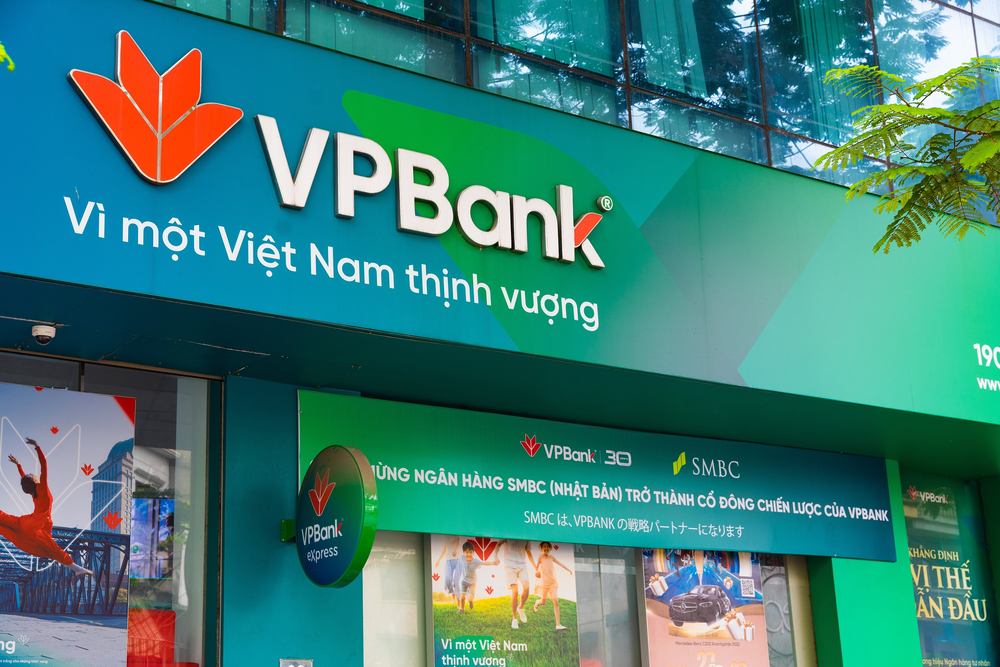 Bánh sinh nhật in hình logo ngân hàng VPBank bắt hoa hồng tặng Sếp  Bánh  Kem Ngộ Nghĩnh