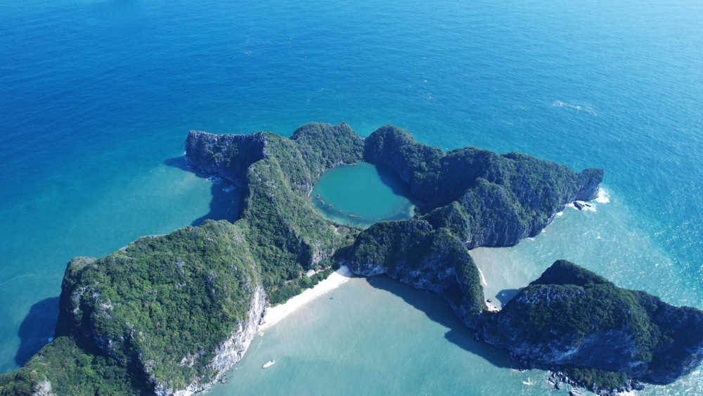 Đảo Mắt Rồng nằm trong vùng lõi di sản vịnh Hạ Long xuất hiện công trình xây dựng trái phép nhưng chưa được xử lý triệt để