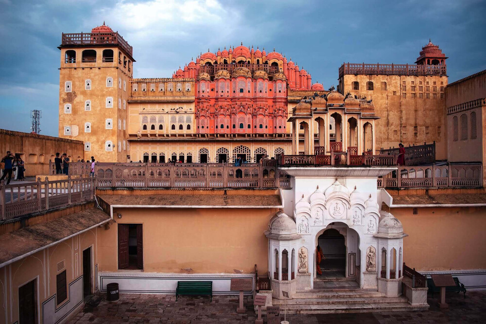 hawa-mahal-jaipur-entry-fee-timings-holidays-reviews-header-v2-944