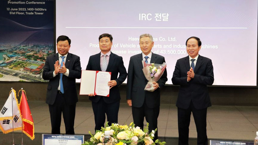 Lãnh đạo TP. Hải Phòng trao giấy chứng nhận đăng ký đầu tư cho nhà đầu tư Hàn Quốc tại hội nghị xúc tiến đầu tư