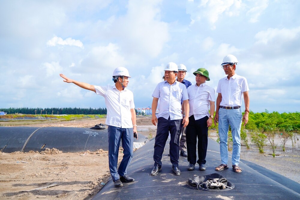 Dự án tuyến đê biển Nam Đình Vũ bị chậm tiến độ so với kế hoạch do thiếu nguồn cát đen phục vụ đắp nền đê