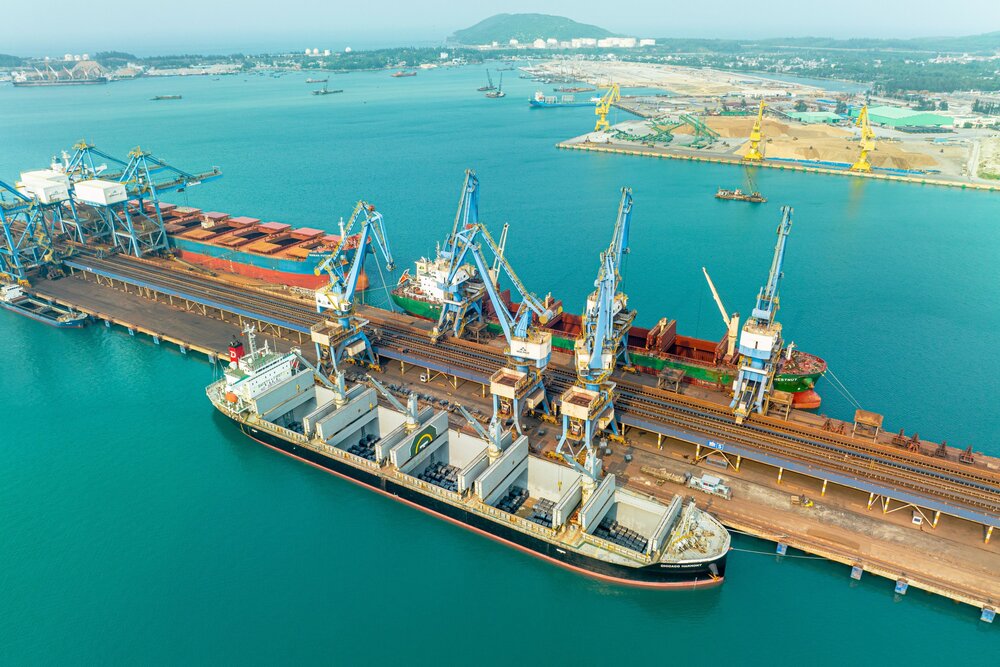 Thép xây dựng xuất khẩu tại cảng Hoà Phát Dung Quất