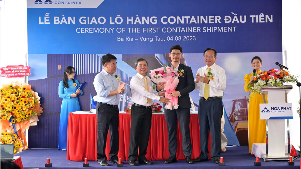 Lãnh đạo Tập đoàn Hoà Phát và Công ty cổ phần sản xuất Container Hoà Phát bàn giao lô 100 container đầu tiên cho khách hàng