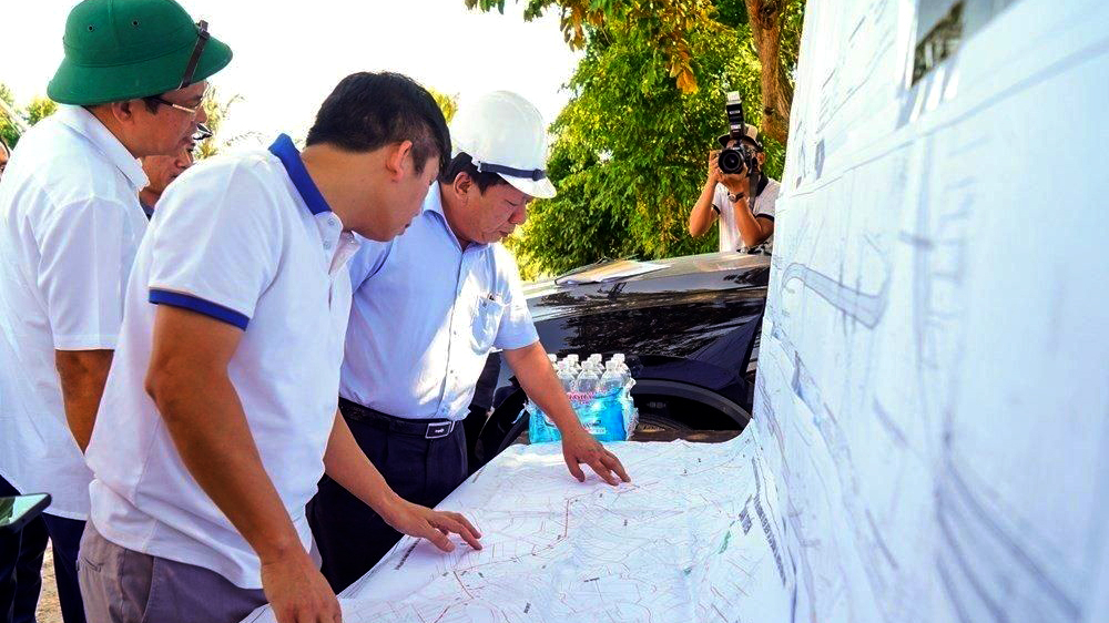 Phó chủ tịch UBND TP. Hải Phòng Nguyễn Đức Thọ kiểm tra tiến độ dự án đường nối tỉnh lộ 354 qua KCN Kiến Thuỵ nối vào tuyến đường bộ ven biển