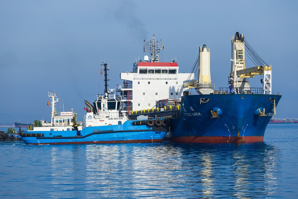 Tàu MV SCSC LUCK được lai dắt vào Cảng tổng hợp container Hoà Phát Dung Quất