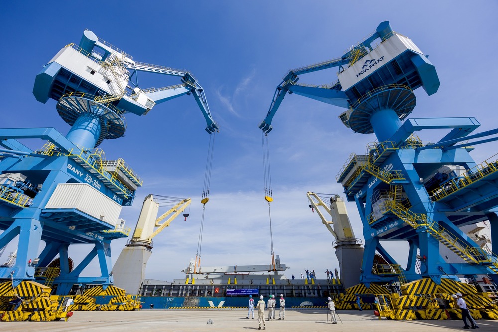 Thiết bị bốc xếp hàng hoá cho tàu MV SCSC LUCK tại Cảng tổng hợp container Hoà Phát