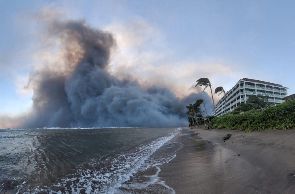 Khói bốc lên gần một resort ở Lahaina (quần đảo Hawaii - Mỹ) ngày 9/8/2023 do cháy rừng khủng khiếp. Ảnh: Reuters.