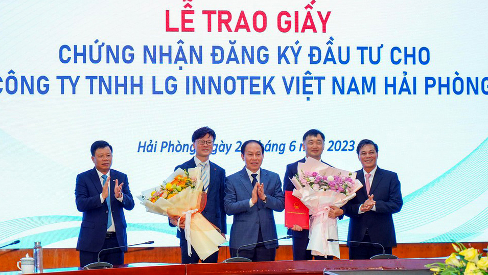 Lãnh đạo thành phố Hảo Phòng trao Giấy chứng nhận đăng ký đầu tư và tặng hoa cho lãnh đạo Công ty TNHH LG Innotek Việt Nam Hải Phòng