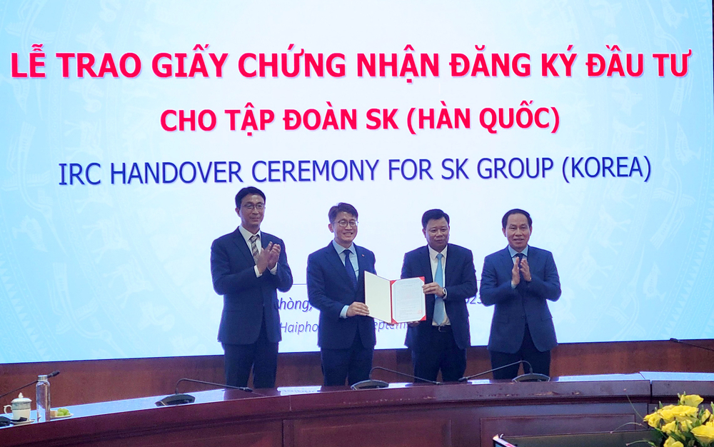 Lãnh đạo TP. Hải Phòng và Ban Quản lý Khu kinh tế trao Giấy chứng nhận đầu tư cho đại diện Tập đoàn SK (Hàn Quốc)