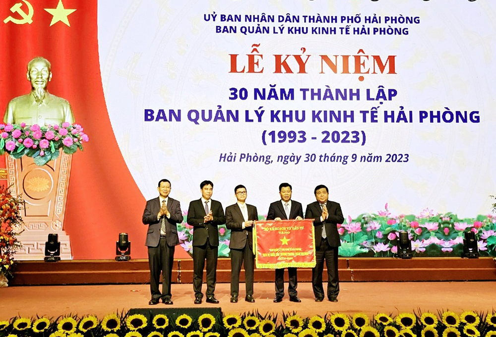Heza nhận cờ thi đua do Bộ trưởng Bộ KH & ĐT Nguyễn Chí Dũng trao tặng