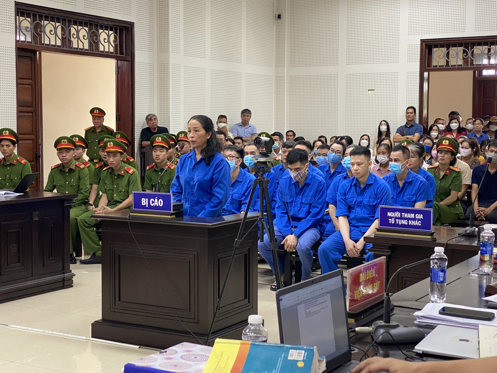 Bị cáo Vũ Liên Oanh, nguyên Giám đốc Sở GD & ĐT tỉnh Quảng Ninh cùng 2 thuộc cấp bị truy tố thêm tội nhận hối lộ