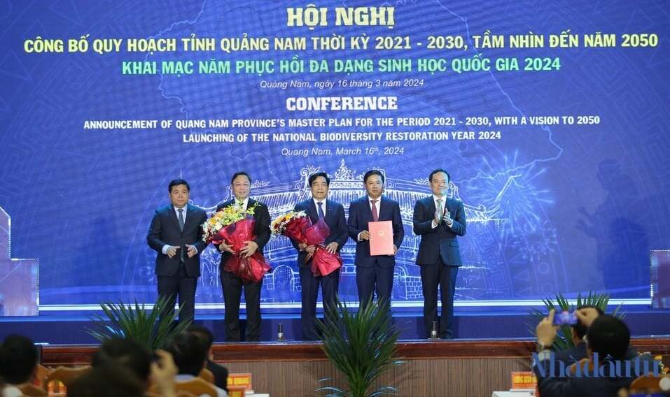 Phó Thủ tướng Trần Lưu Quang và thành viên Chính phủ tặng hoa chúc mừng lãnh đạo tỉnh Quảng Nam. Ảnh: TV.