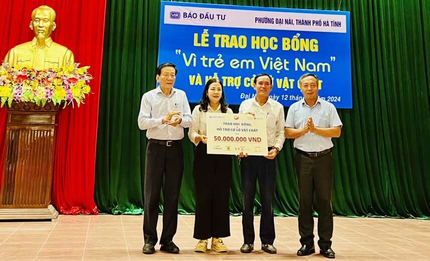 TS. Nguyễn Anh Tuấn, nguyên Tổng biên tập Báo Đầu tư (hiện nay là Tổng biên tập Tạp chí Nhà đầu tư (ngoài cùng bên trái ảnh) và Tổng biên tập Báo Đầu tư Lê Trọng Minh (ngoài cùng bên phải ảnh) trao hoc bổng hỗ trợ cơ sở vật chất cho lãnh đạo phường Đại Nài.