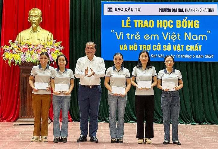 Giáo viên tại các trường học ở phường Đại Nài vui mừng nhận quà từ nhà tài trợ.