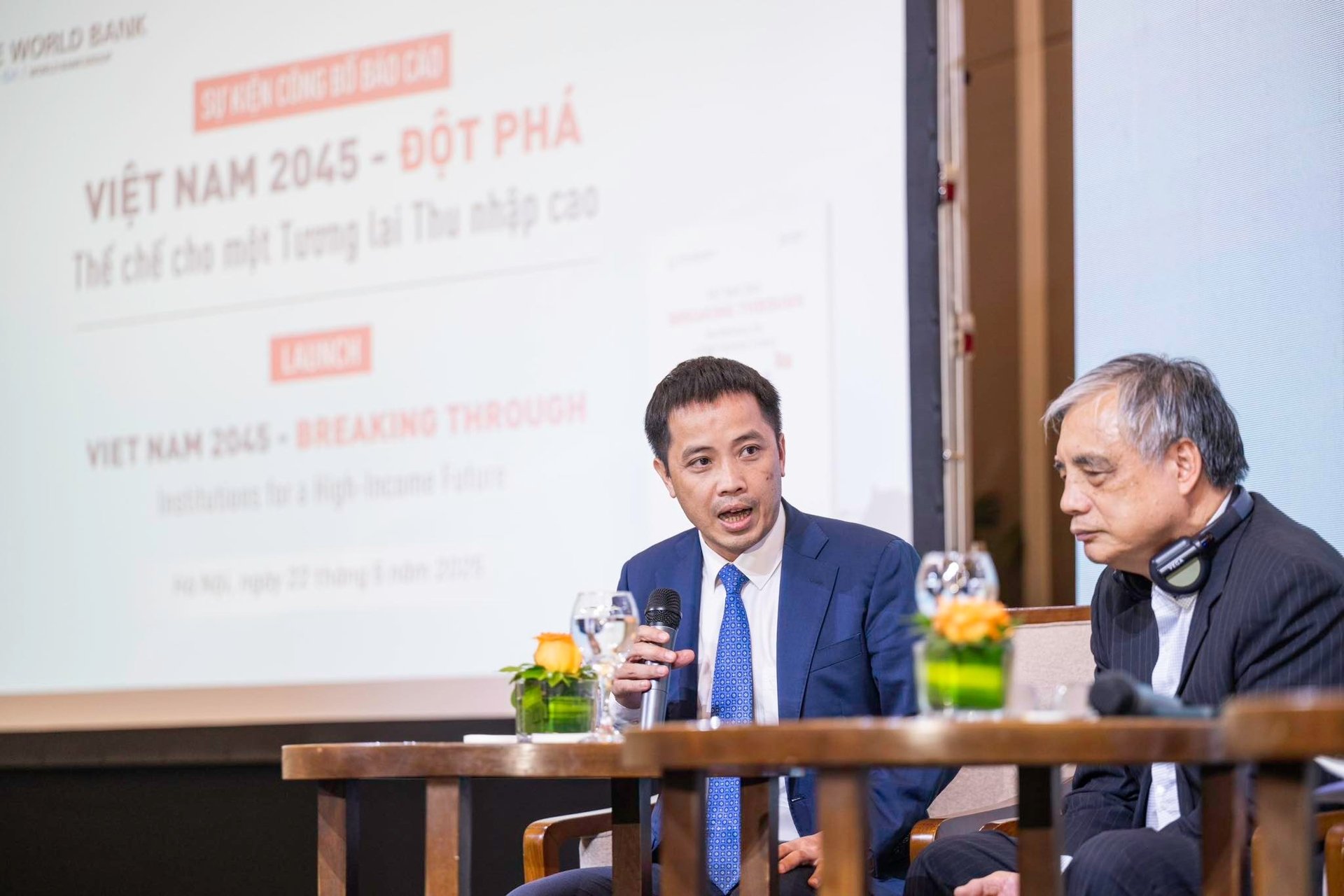 Ông Đậu Anh Tuấn và PGS.TS Trần Đình Thiên. Ảnh: WB