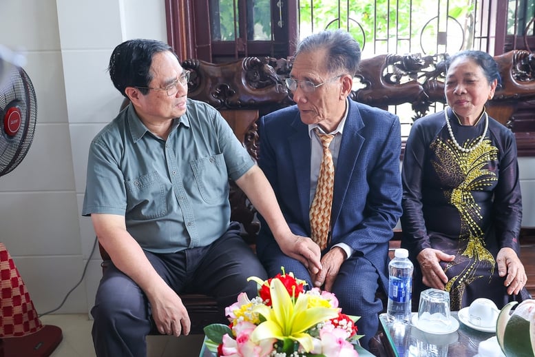 Thủ tướng khảo sát dự án Nhà ga T2 sân bay Đồng Hới và thăm gia đình thương binh tại Quảng Trị- Ảnh 1.