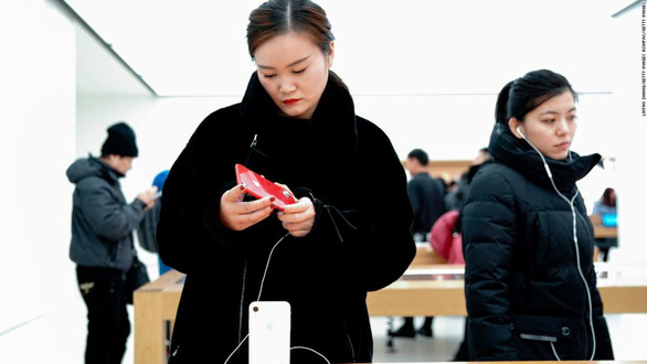 190103111512-20190103-perspectives-apple-shoppers-china-super-169-15502488254872128211568