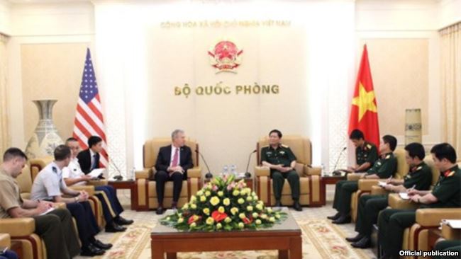 (1) Đai sứ Mỹ Ted Osius gặp Đại tướng Việt Nam Ngô Xuân Lịch, Hà Nội ngày 2672017. (Ảnh QPND.vn)