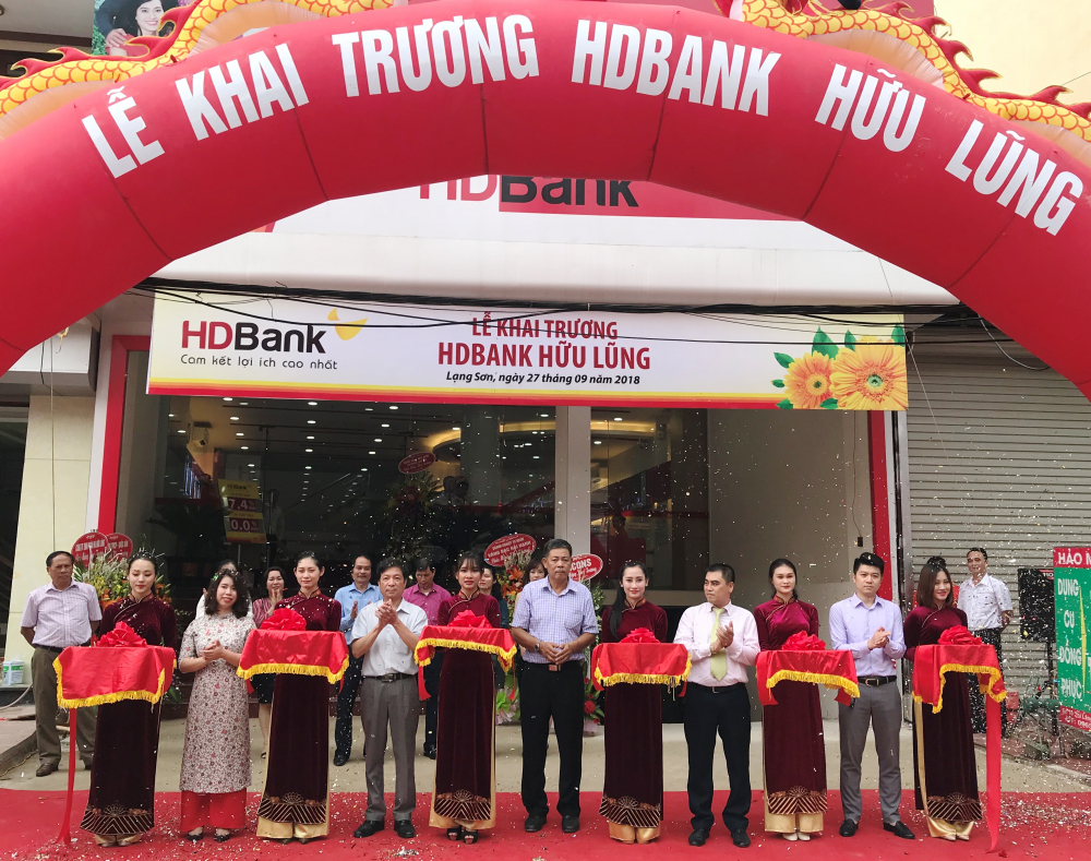 Khai truong HDBank Huu Lung 1