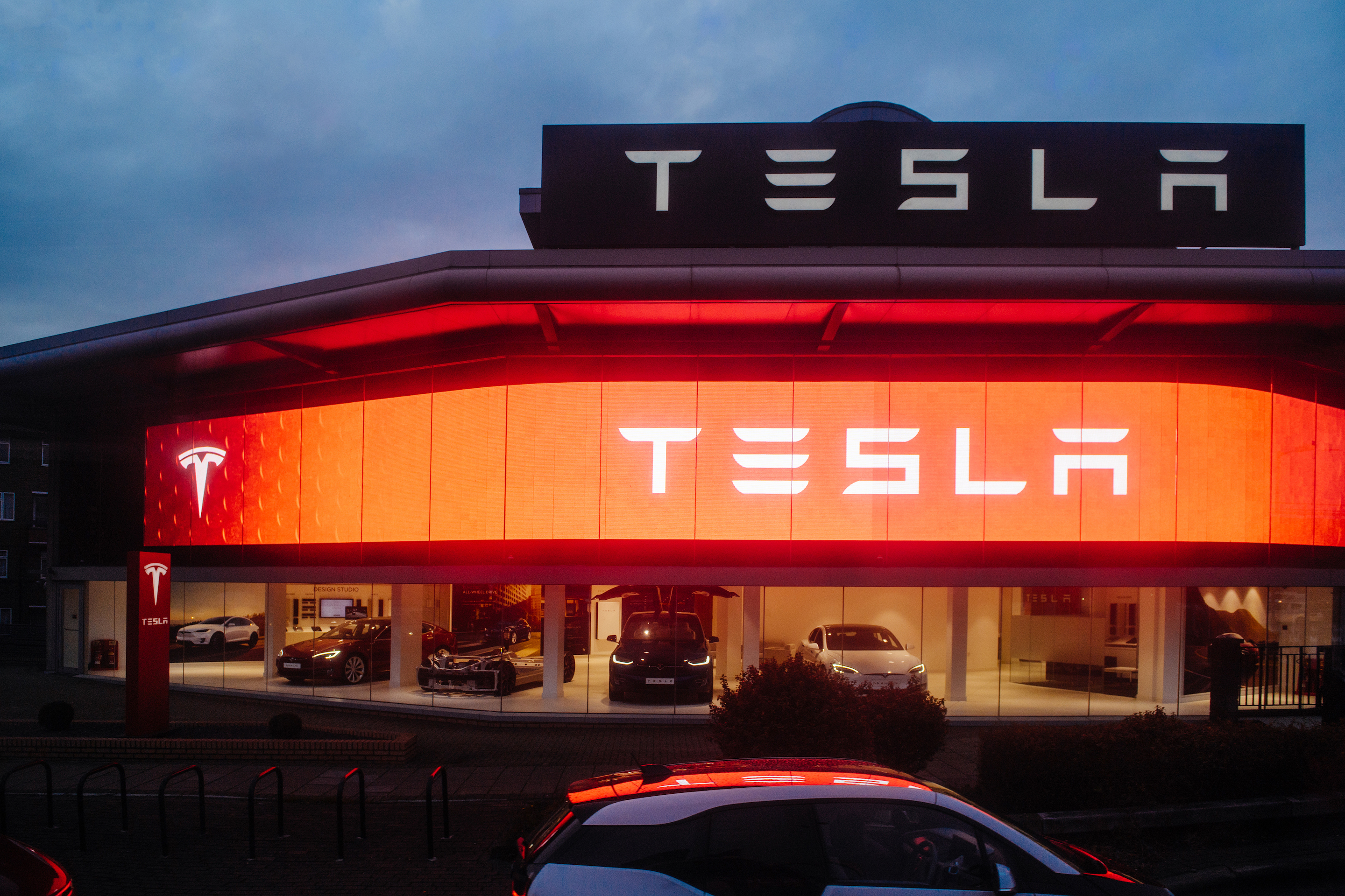 Giá cổ phiếu đạt kỷ lục, vốn hóa thị trường của Tesla hướng mốc 100 tỷ USD