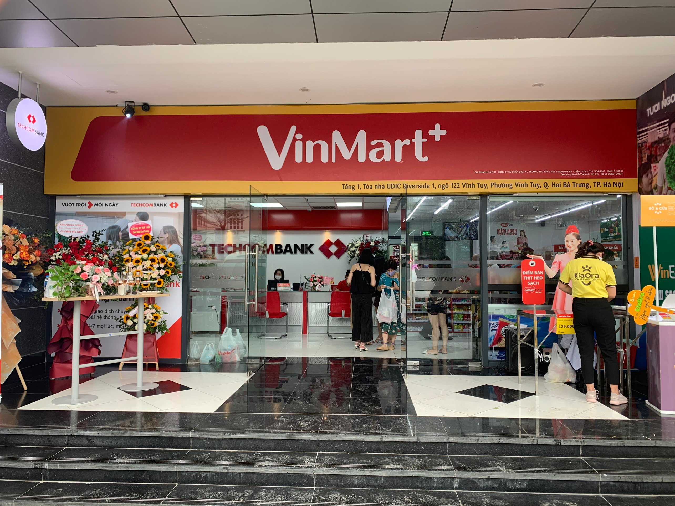 Bên trong cửa hàng VinMart với mô hình kết hợp Techcombank và Phúc Long  lần đầu tiên xuất hiện tại Hà Nội