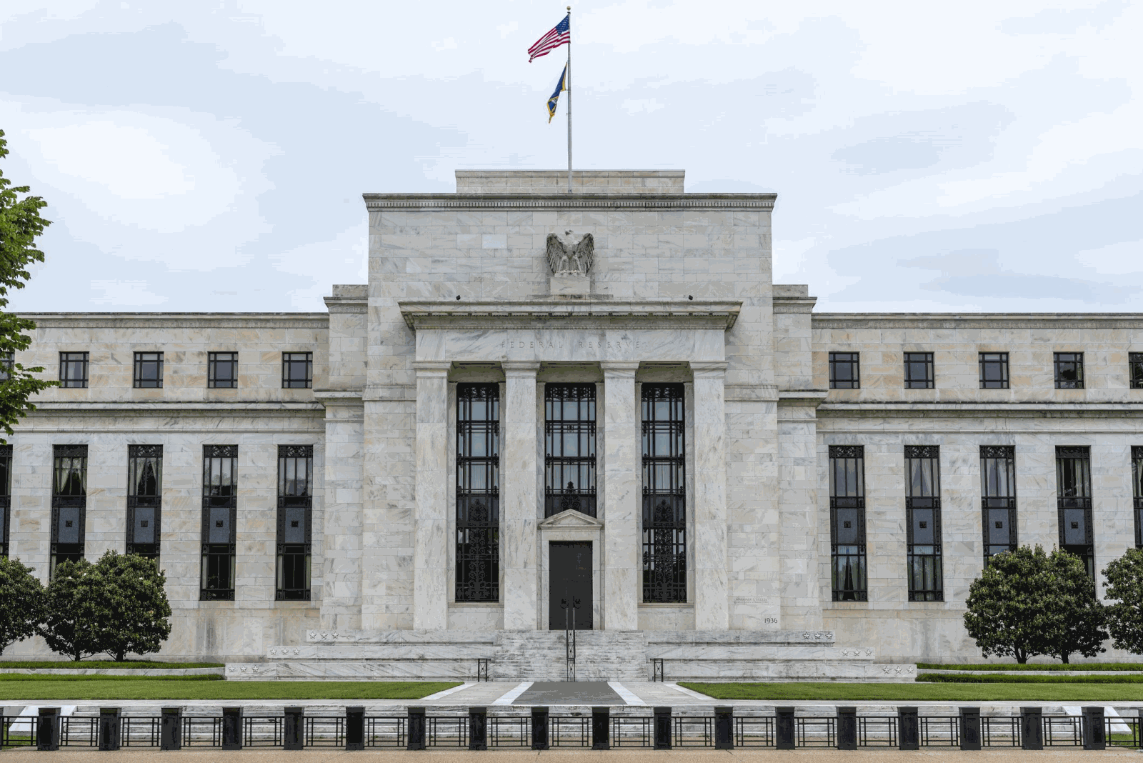 Fed dự báo lãi suất tiếp tục tăng, chứng khoán Mỹ giảm mạnh