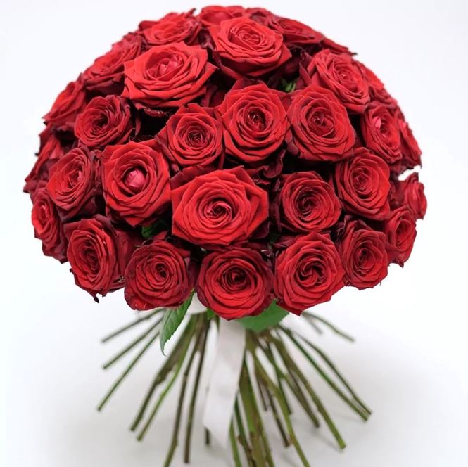 Bó hoa Valentine là một món quà tuyệt vời để thể hiện tình yêu và sự quan tâm đến người khác. Với đầy đủ màu sắc và hương thơm đặc trưng, bó hoa này sẽ khiến người nhận cảm thấy vô cùng hạnh phúc và tràn đầy niềm vui.