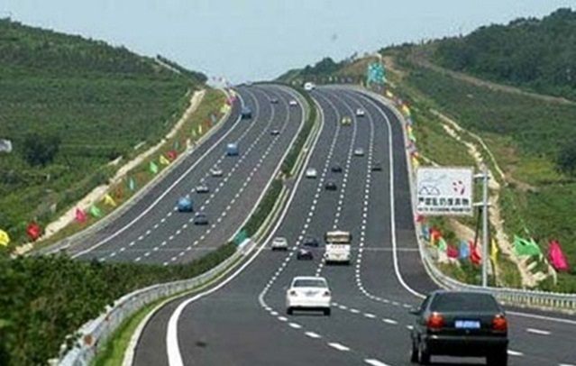 Cao tốc Hòa Bình - Sơn La đã góp phần quan trọng vào sự phát triển của khu vực phía Tây Bắc. Tuyến đường mới này cung cấp kết nối vùng kinh tế tập trung Hà Nội với các vùng lân cận, giúp tăng cường nguồn lực quý giá cho các doanh nghiệp đang hoạt động ở khu vực.