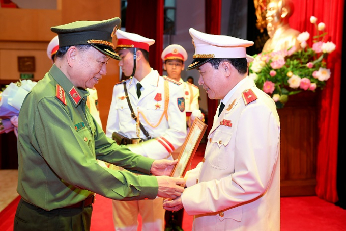 Bộ trưởng Tô Lâm trao Quyết định bổ nhiệm chức vụ Thứ trưởng Bộ Công an đối với Thiếu tướng Lê Quốc Hùng. Ảnh: BCA.