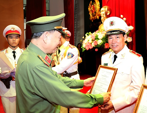 Bộ trưởng Tô Lâm trao Quyết định bổ nhiệm chức vụ Thứ trưởng Bộ Công an đối với Thiếu tướng Lê Tấn Tới. Ảnh: BCA.