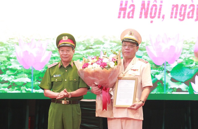 Thứ trưởng Bộ Công an Lê Quý Vương (trái) trao quyết định bổ nhiệm Thiếu tướng Nguyễn Hải Trung giữ chức Giám đốc Công an Hà Nội. Ảnh: TN.