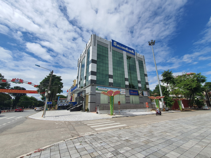 Khu đất kim cương 2 mặt tiền các tuyến phố lớn, gần quảng trường đã được UBND tỉnh Lào Cai bán cho Sacombank với mức giá xấp xỉ 24 triệu đồng/m2. Ảnh: Hoàng Anh.