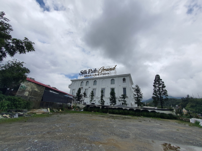Khu đất này trước đây là Đài Truyền thanh - Truyền hình huyện Sa Pa, một trong những vị trí đẹp bậc nhất Sa Pa đã được UBND tỉnh Lào Cai bán cho Công ty Cổ phần PUSAMCAP Sa Pa với giá khoảng 20 triệu đồng/m2. Ảnh: Hoàng Anh.