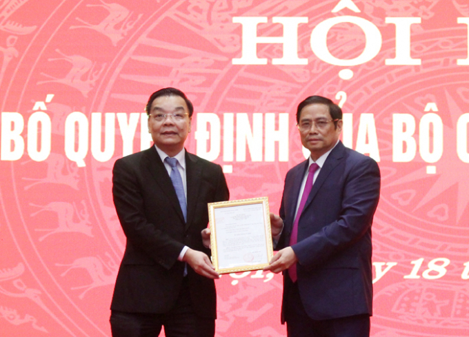 Ông Chu Ngọc Anh (trái) nhận quyết định làm Phó Bí thư Hà Nội ngày 18/9. Ảnh: HN. 