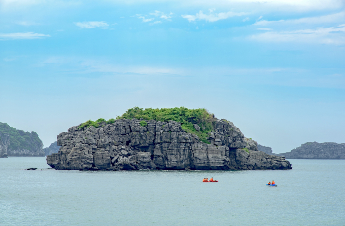 Trải nghiệm chèo thuyền ngắm cảnh trên Vịnh Lan Hạ. Ảnh: NĐT.