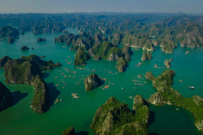 Vịnh Lan Hạ gồm 400 đảo lớn nhỏ được bao phủ màu xanh của cây cối và các thảm thực vật - Ảnh: Ngô Trần Hải An