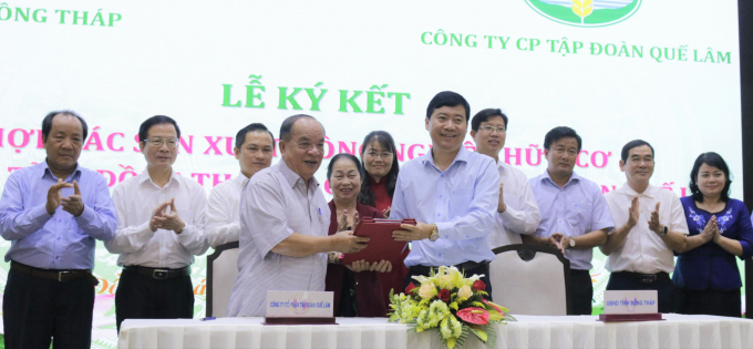 UBND tỉnh Đồng Tháp ký kết hợp tác với Tập đoàn Quế Lâm sản xuất nông nghiệp hữu cơ. Ảnh: Hoàng Anh.