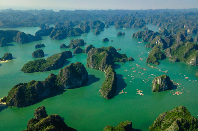 Cát Bà là một trong hai đảo du lịch lớn nhất Việt Nam, sở hữu địa thế 'rừng trên biển' độc đáo. Ảnh: AĐ.