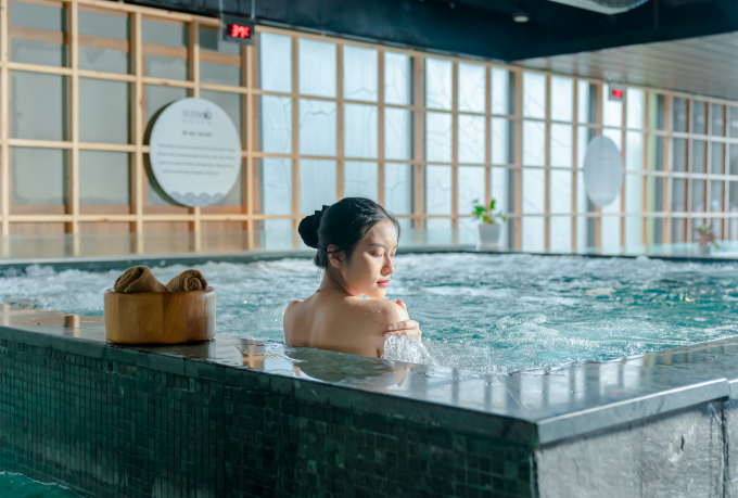 Tận hưởng onsen chuẩn Nhật giữa lưng chừng trời mây, trước vịnh biển thiên đường là trải nghiệm độc đáo, chỉ tìm thấy tại Flamingo Cát Bà. Ảnh: TT.