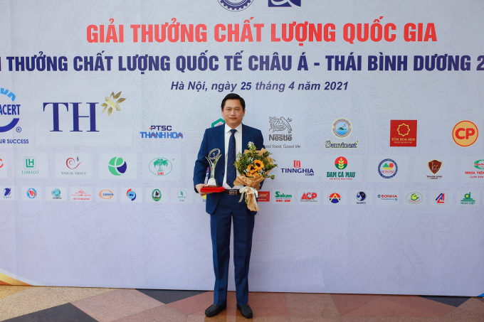 Ông Khắc Ngọc Bá, Phó Tổng Giám đốc Tập đoàn Quế Lâm nhận Giải thưởng Chất lượng Quốc gia và Giải thưởng Chất lượng Quốc tế Châu Á - Thái Bình Dương năm 2019, 2020. Ảnh: I Lích.