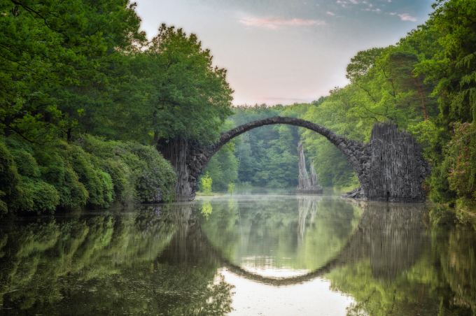 Cầu Rakotzbrucke được làm từ đá bazan, nước Đức.