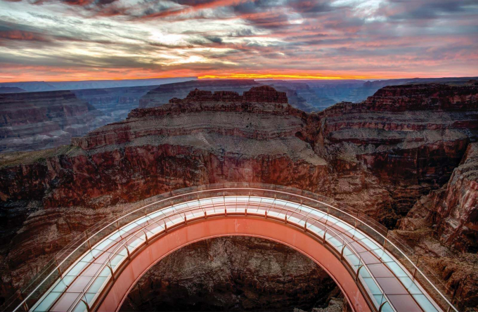 Cầu Skywalk Grand Canyon được làm bằng kính nằm cheo leo ở độ cao 1200m, nước Mỹ. 