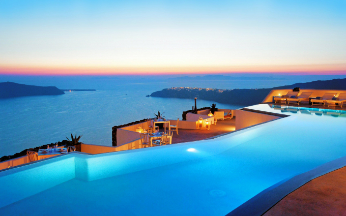 Bể bơi của khách sạn Grace Santorini sở hữu tầm nhìn tuyệt đẹp  ra biển Aegea. Ảnh: Wallpapersafari/ Grace Santorini