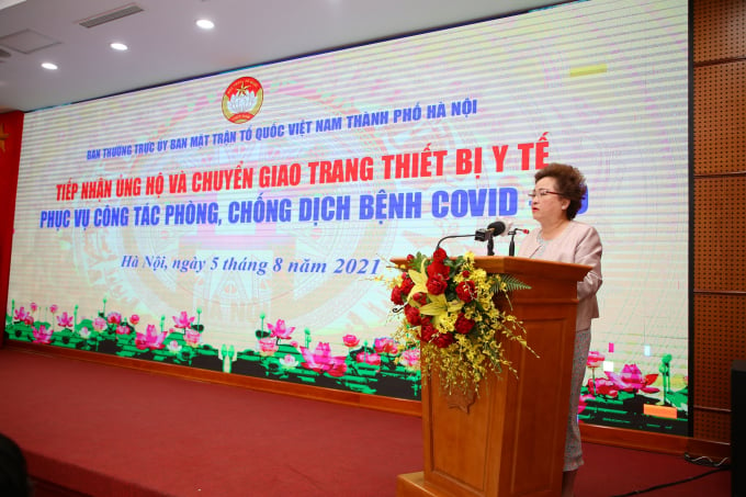 Bà Nguyễn Thị Nga, Chủ tịch Tập đoàn BRG hy vọng những đóng góp thiết thực của mình sẽ có thể giúp giảm tải một phần áp lực cho ngành y tế, góp phần vào nỗ lực chống dịch bệnh của Thành phố Hà Nội. Ảnh: BRG.