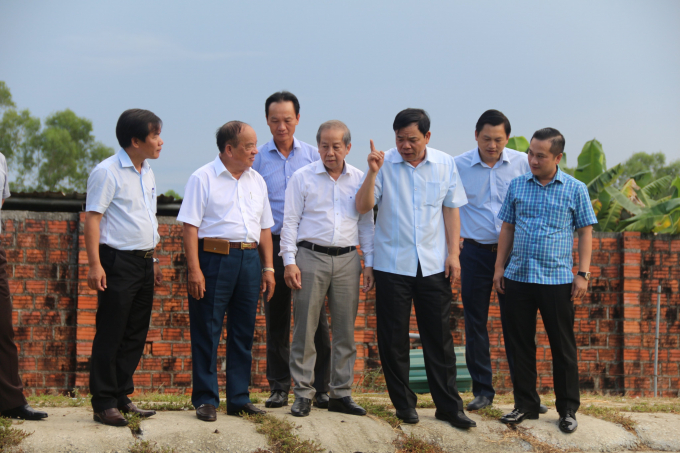 Nguyên Bộ trưởng Bộ NN-PTNT Nguyễn Xuân Cường (thứ 3 từ phải sang) trong lần thăm các mô hình nông nghiệp hữu cơ ở Thừa Thiên - Huế. Ảnh: CĐ.